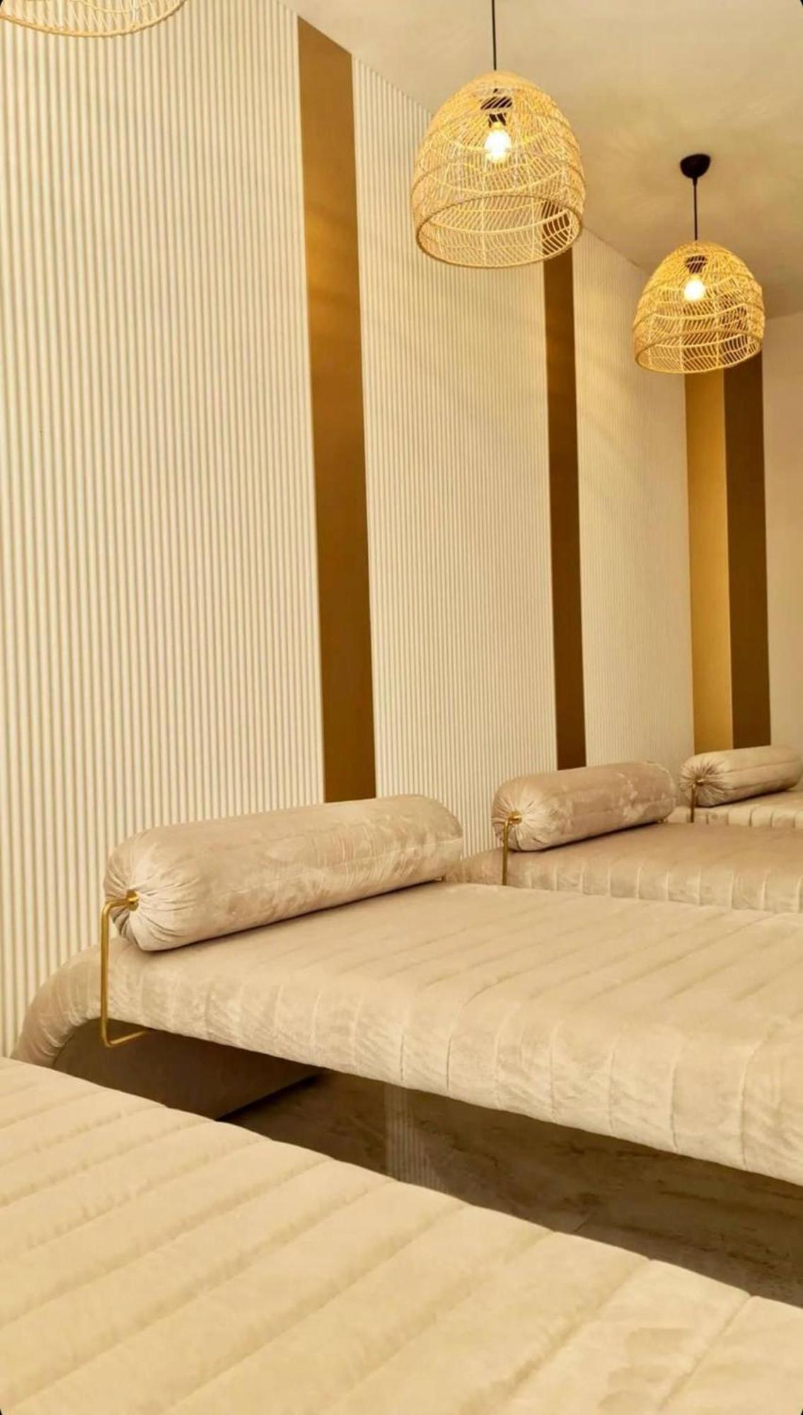 Stunning Luxury With Pool And Security Lejlighed